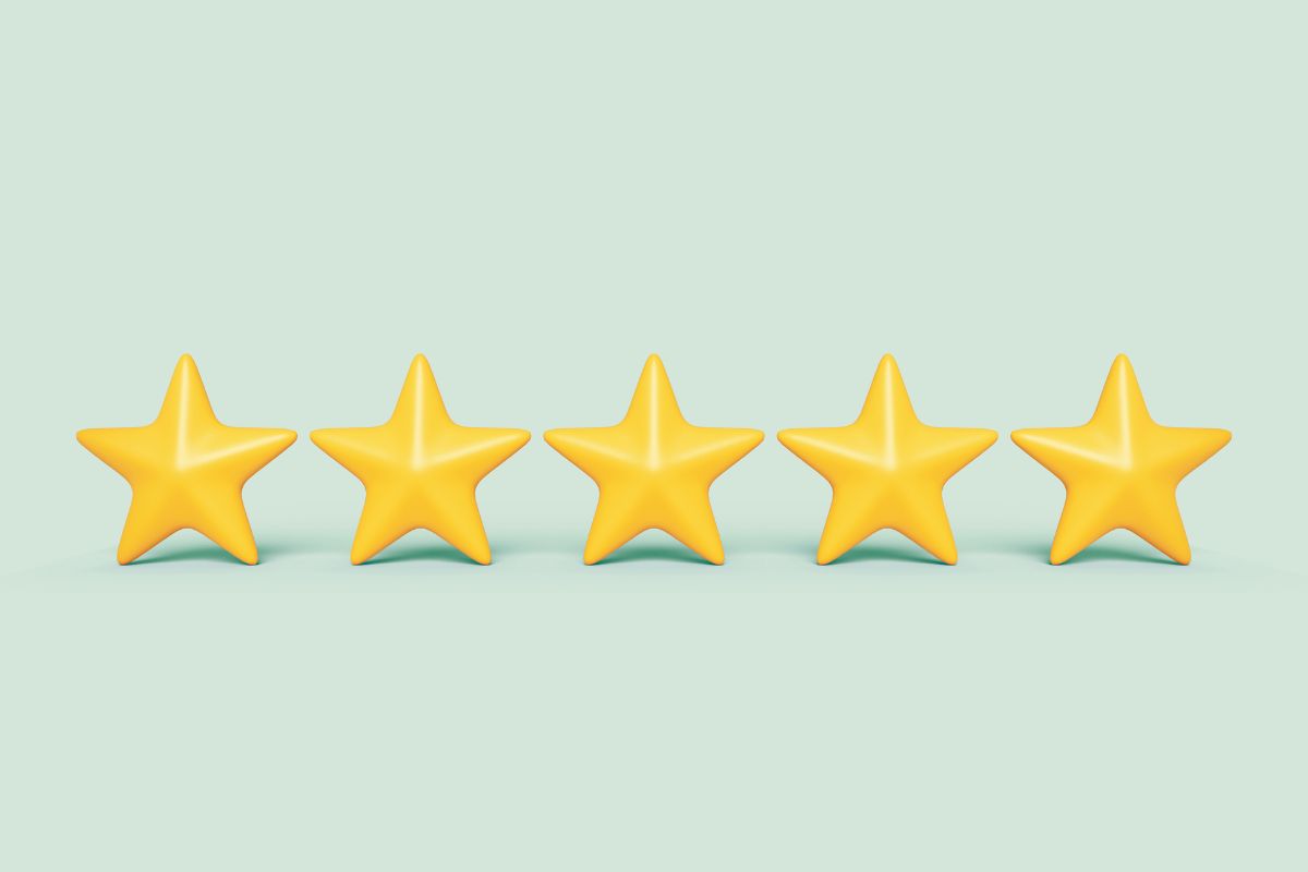 Cliente che lascia una recensione positiva sui prodotti Italveneta Didattica, simbolo di fiducia e miglioramento continuo.