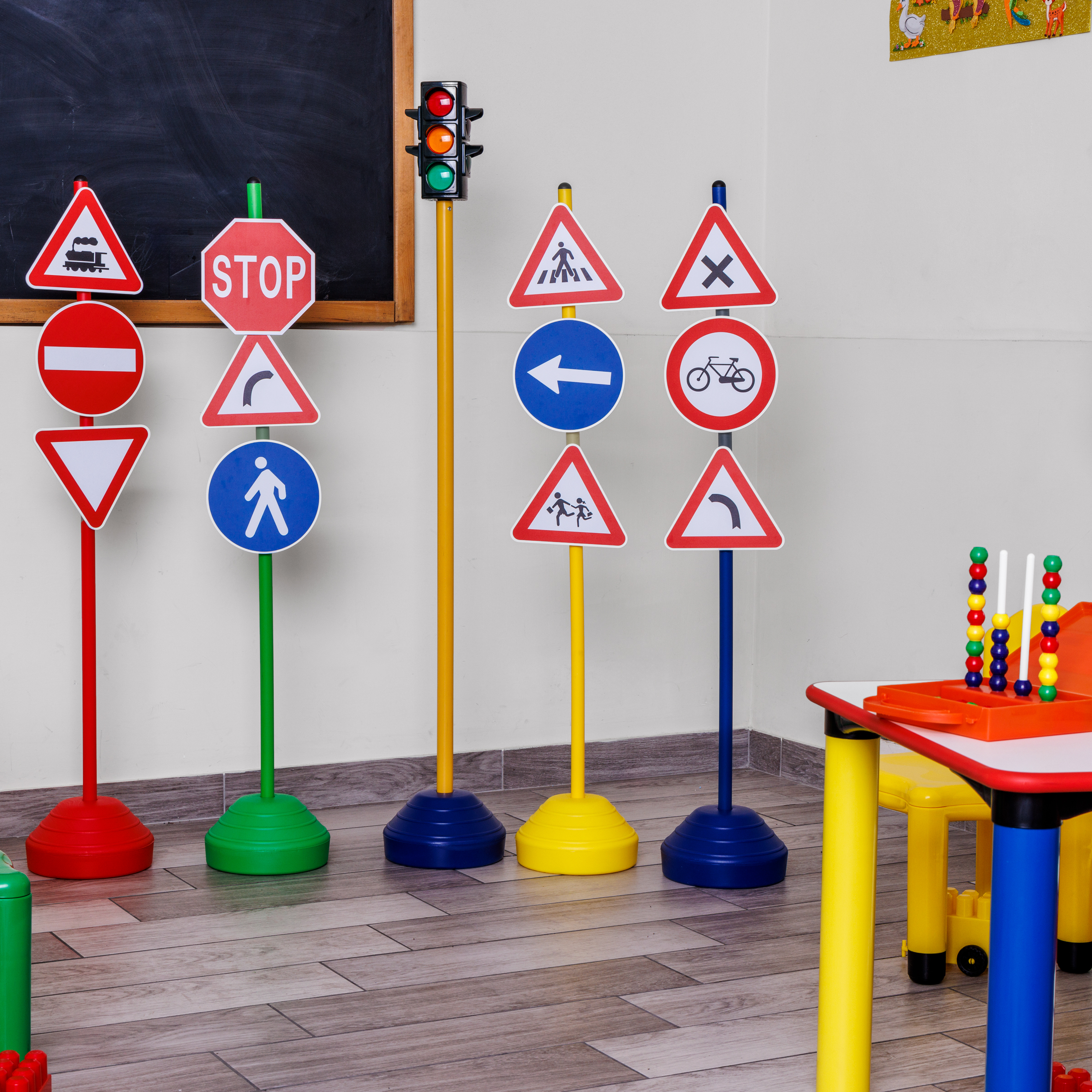 Road education kit a, warning signs and traffic light with functioning lights - Image 6