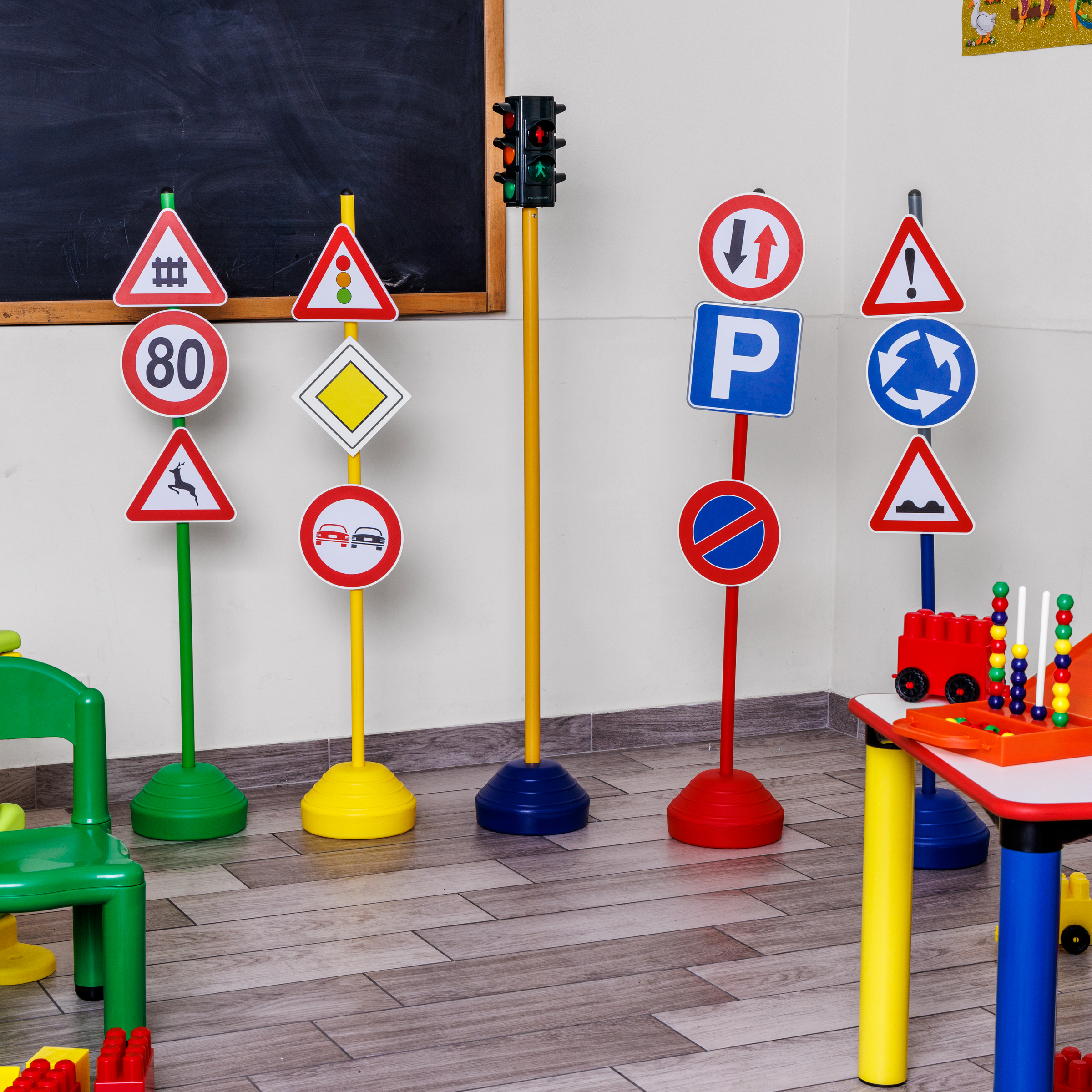 Road education kit b, warning signs and traffic light with functioning lights - Image 6