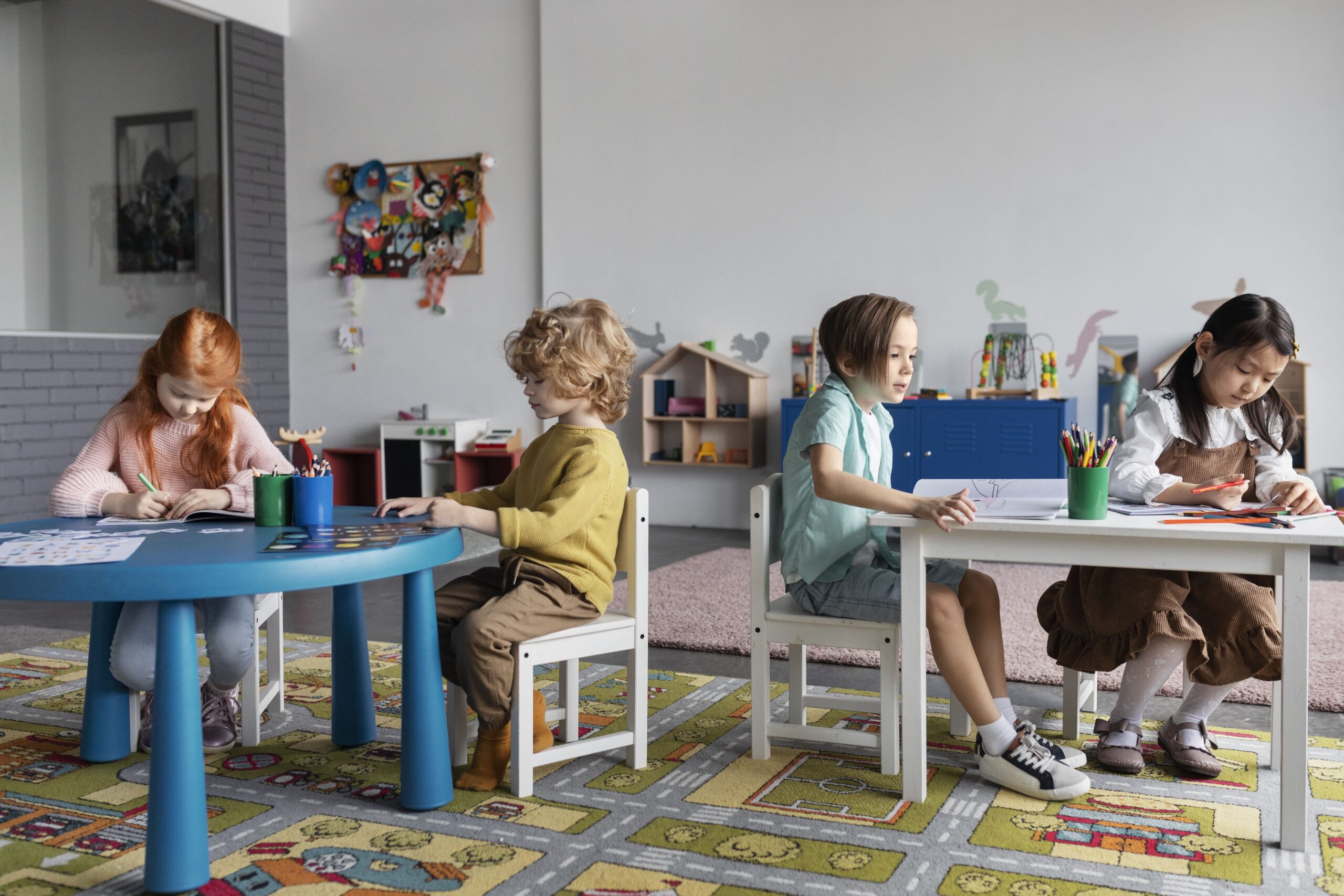 Giochi didattici per bambini - classe che gioca con abaco