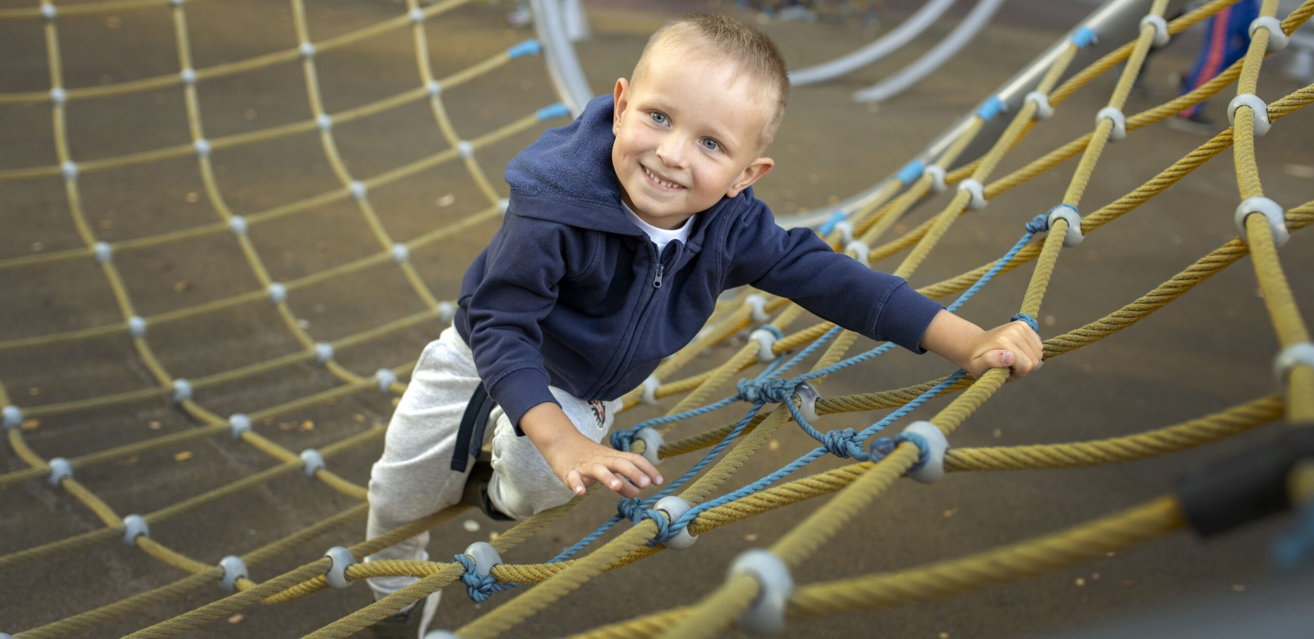 Giochi didattici per bambini - classe che gioca con abaco