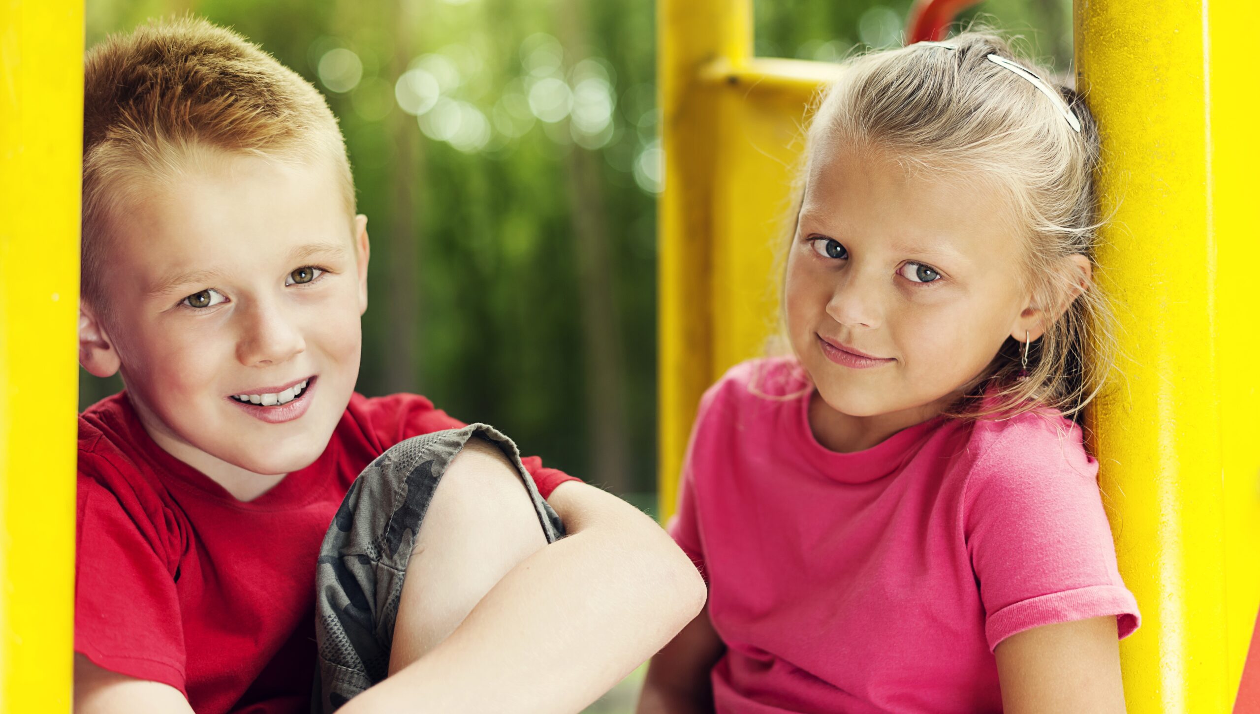 Giochi didattici per bambini - classe che gioca con abaco