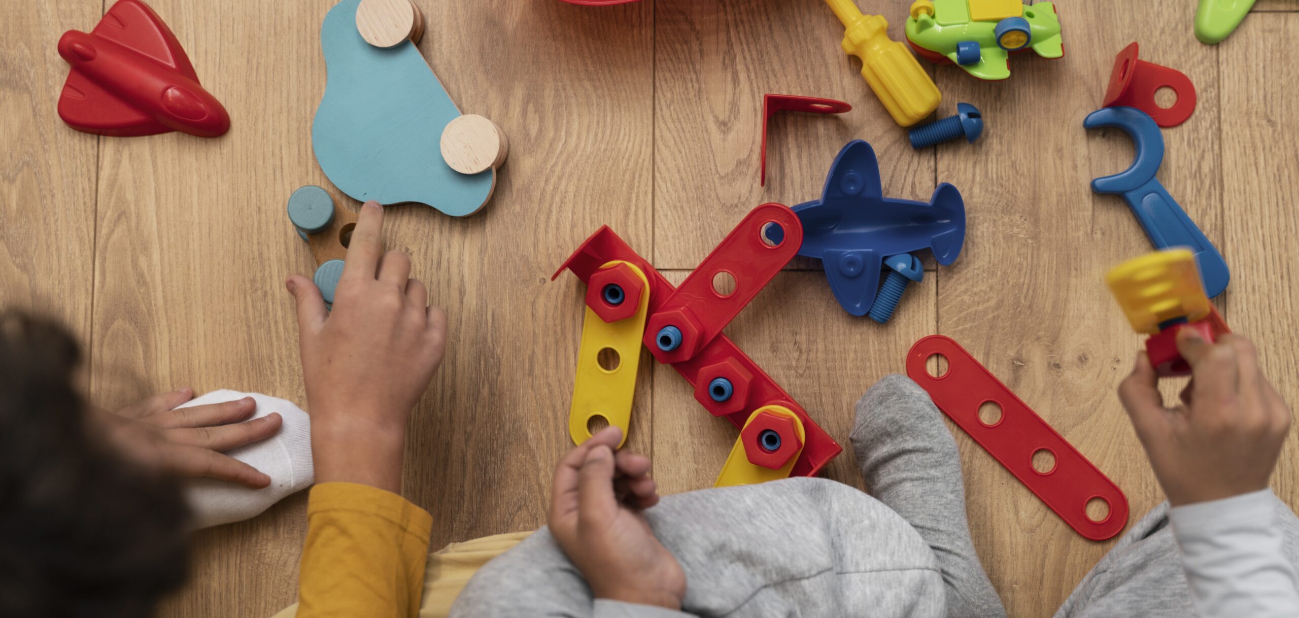 Giochi didattici per bambini - classe che gioca con abaco