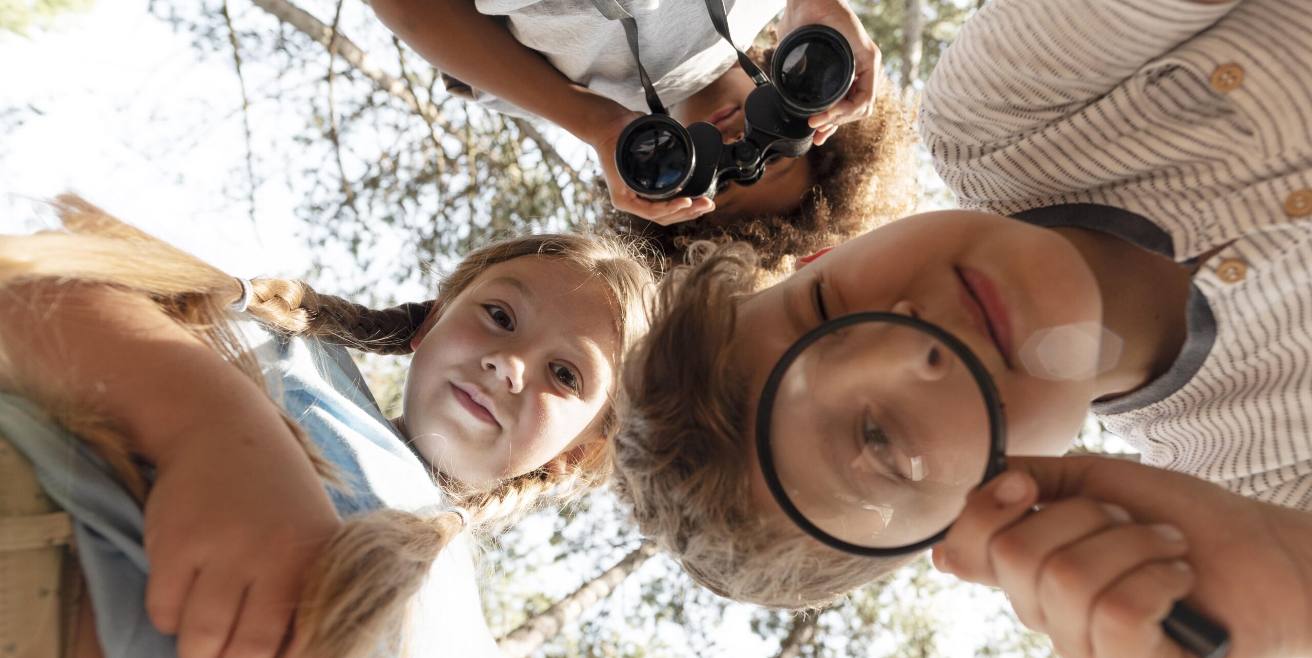 Bambini partecipano a una caccia al tesoro durante un’attività di outdoor education
